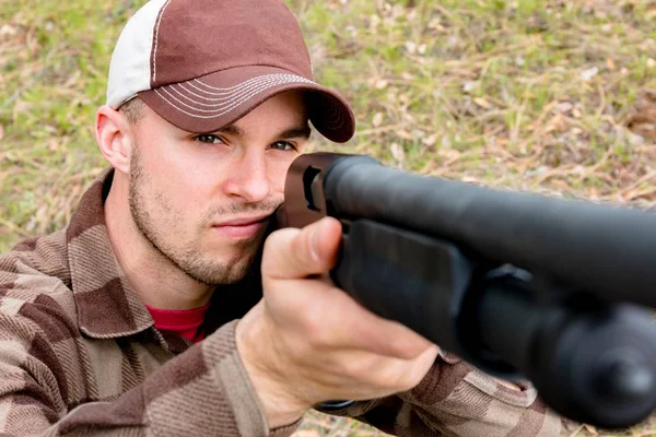 散弾銃と若い男 — ストック写真