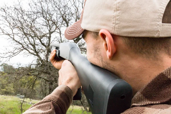 散弾銃と若い男 — ストック写真