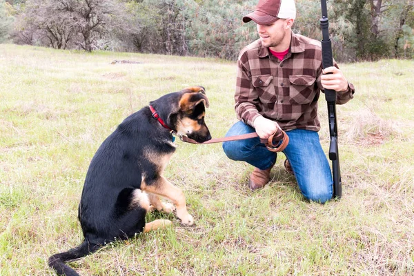 Hombre cazando con perro Imagen de stock