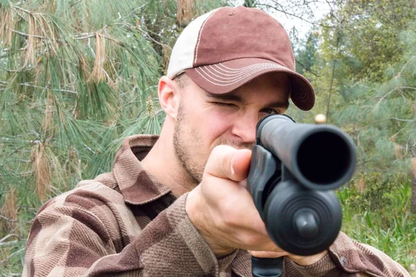 Young Man With Shotgun — Stock Photo, Image