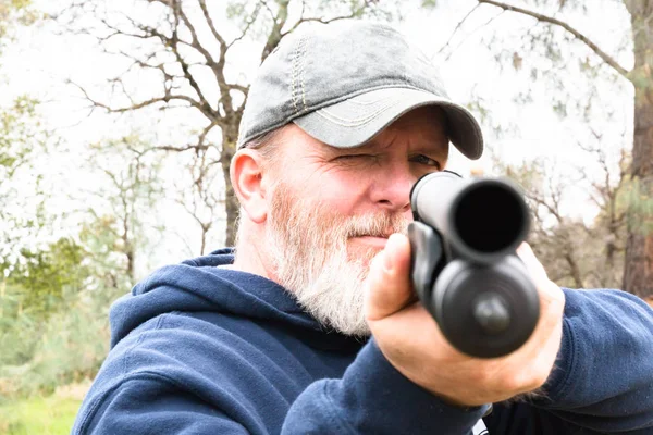 Mannen med skägg som syftar till hagelgevär — Stockfoto