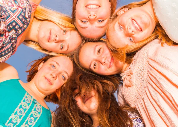 Chicas con cabezas juntas mirando hacia abajo — Foto de Stock