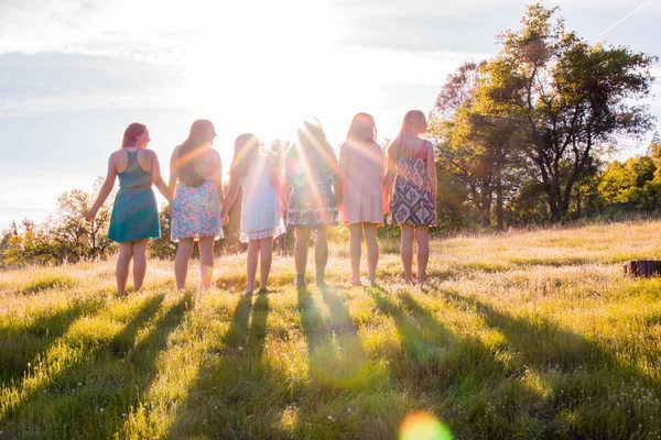 Girls Standing Together Facing the Bright Sunset — Stock Photo, Image