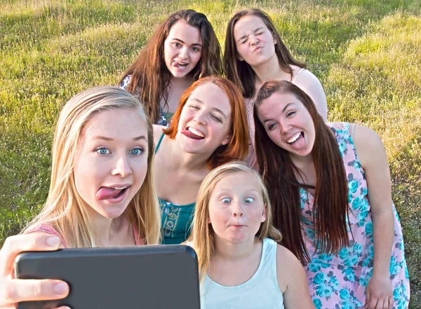 Gruppo di giovani ragazze che si fanno un selfie — Foto Stock