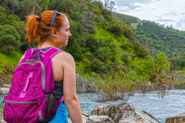 Menina em pé em rochas perto de Fast River — Fotografia de Stock