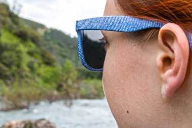 Out Over Nehri seyir genç kız