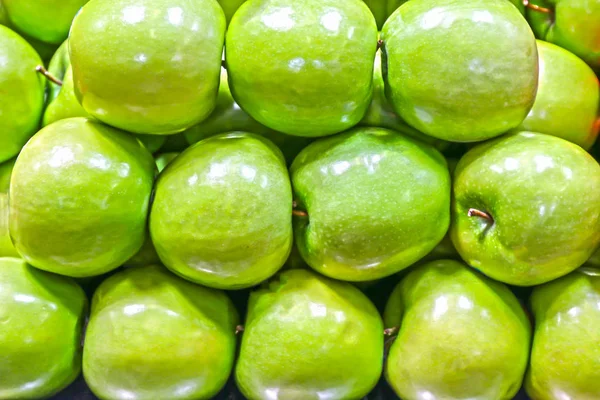 Muitas maçãs verdes frescas orgânicas. Alimentação saudável — Fotografia de Stock