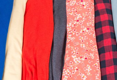 Birçok renkli kumaş bez doku desenleri ile