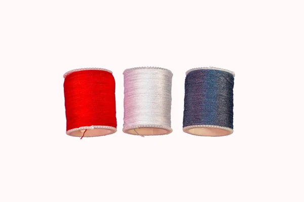 Carrete de algodón colorido carretes de hilo de coser — Foto de Stock
