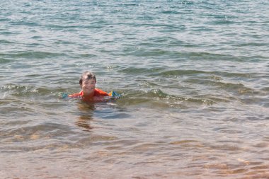 Downs sendromu sahilde su çocukla