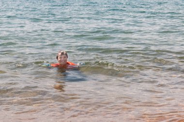 Downs sendromu sahilde su çocukla