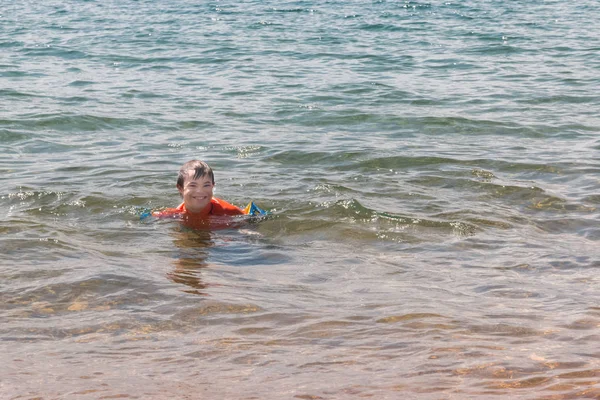 Downs sendromu sahilde su çocukla