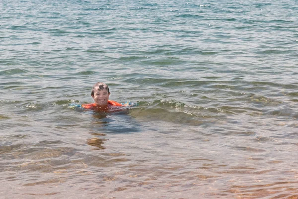 Downs sendromu sahilde su çocukla