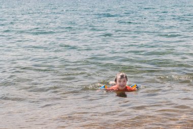 Downs sendromu sahilde su çocukla