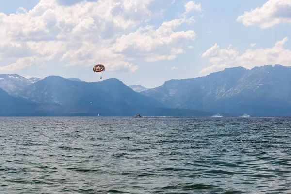 Parlak güneş ışığı altında gölde parasailing — Stok fotoğraf