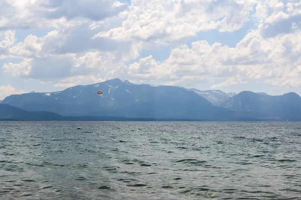 Andare in paracadutismo sul lago alla luce del sole — Foto Stock