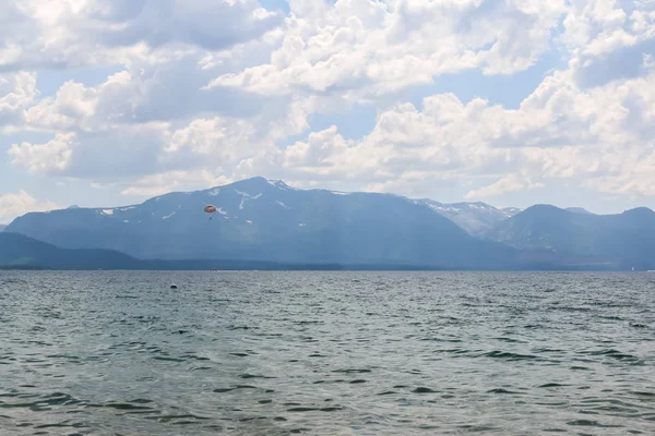 Andare in paracadutismo sul lago alla luce del sole — Foto Stock