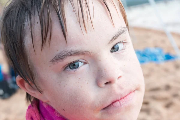 Niño con síndrome de Down en la playa — Foto de Stock