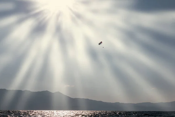 Andare in paracadutismo sul lago alla luce del sole — Foto Stock