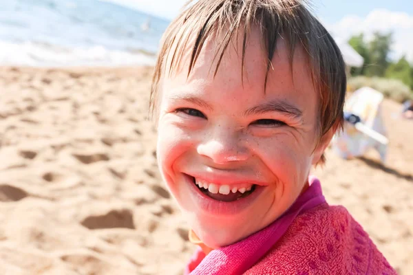 Junge mit Down-Syndrom am Strand — Stockfoto