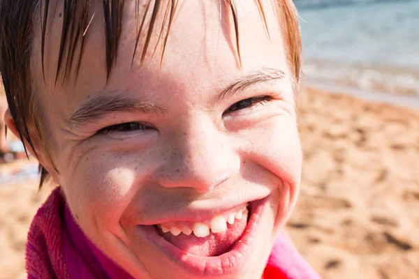 Chłopiec z zespołem Downa na plaży — Zdjęcie stockowe