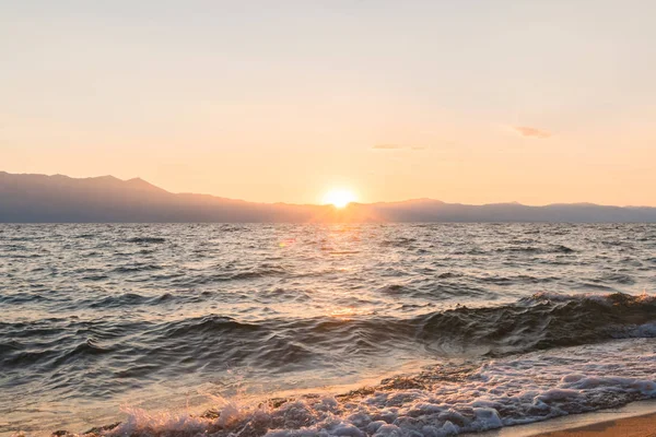 Altın gündoğumu, gün batımı su üzerinde Riflection