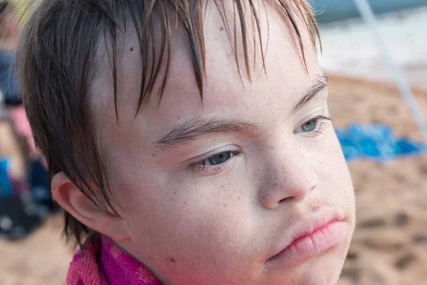 Pojke med Downs syndrom på stranden — Stockfoto