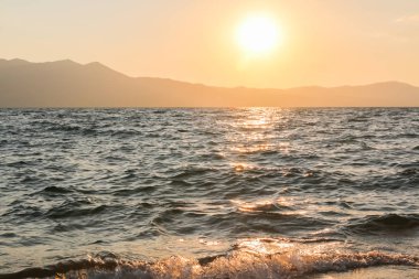 Altın gündoğumu, gün batımı su üzerinde Riflection