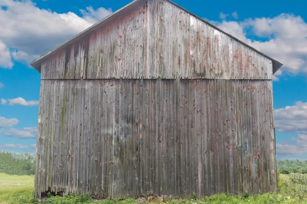 Lado del granero envejecido rústico gris — Foto de Stock