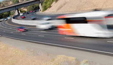 Üç şeritli otoyol üzerinde hareket araçlarda