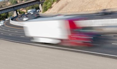 Üç şeritli otoyol üzerinde hareket araçlarda