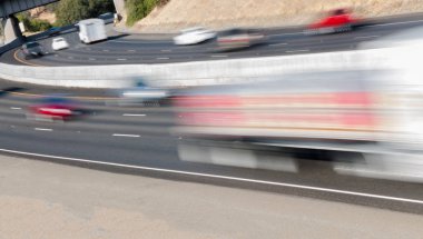 Üç şeritli otoyol üzerinde hareket araçlarda