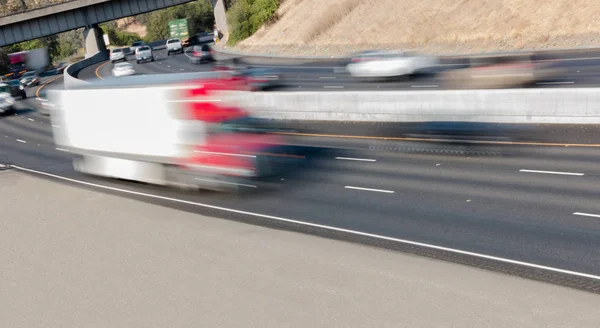 Vozidla v pohybu na tři pruhu dálnice — Stock fotografie