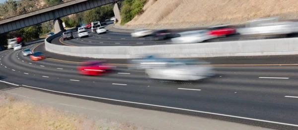 Vehículos en movimiento en la autopista de tres carriles Fotos de stock