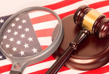 Büyüteç ve hakimler tokmak Amerikan bayrağı