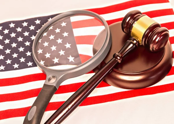Збільшувальне скло і суддів молотка на американський прапор — стокове фото