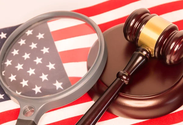 Büyüteç ve hakimler tokmak Amerikan bayrağı