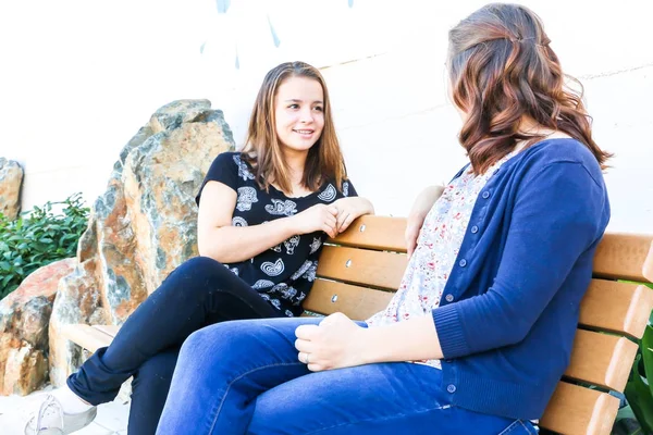 Mädchen sitzen zusammen auf Bank — Stockfoto