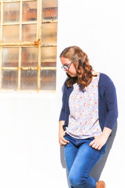 kızı duvara yaslanmış