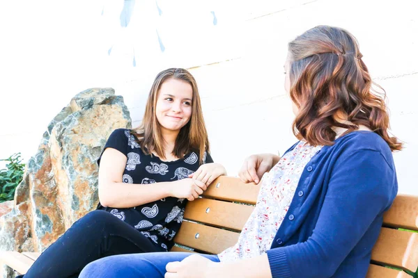 Filles assis sur le banc ensemble — Photo