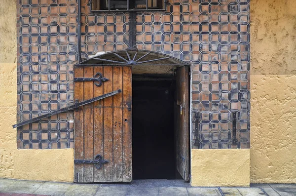 Eski ahşap kapı ve eski seramik fayanslar