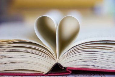 Kitap sayfaları şeklinde kalp ile açıldı