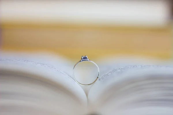 Een verlovingsring in de Bijbel — Stockfoto