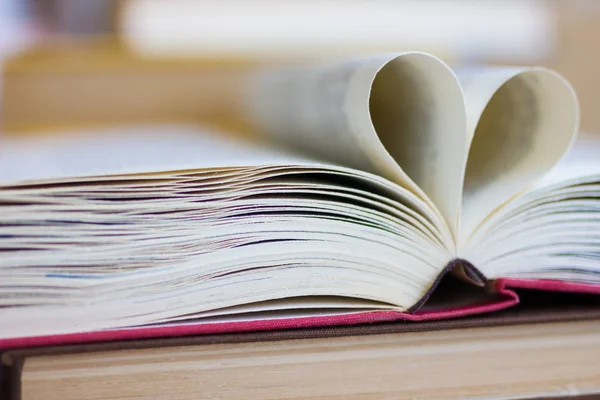 Boek opende met hartvormige pagina 's — Stockfoto