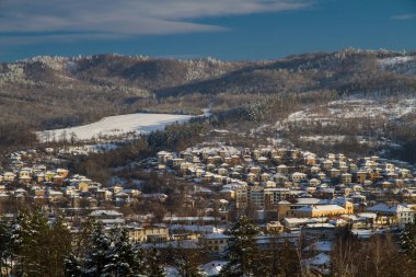 Köyün kış Tryavna. Günbatımı