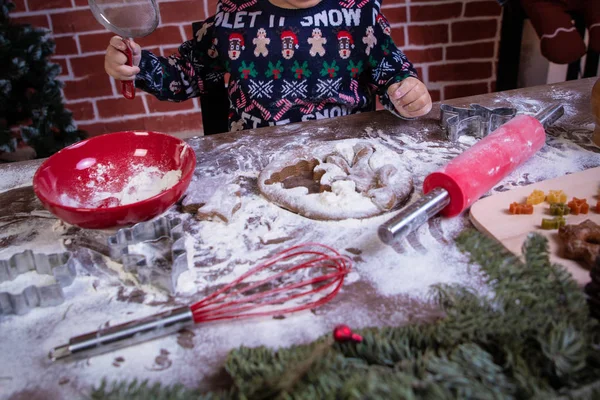 Tészta Karácsonyi Süti Gyerekek Karácsonyi Sütiket Készítenek Konyhában — Stock Fotó