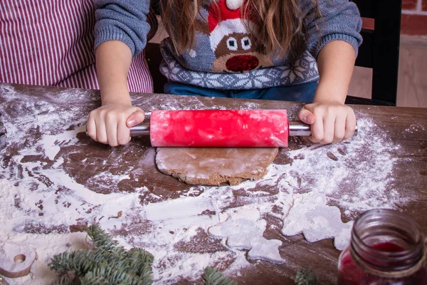 Hamur Noel Kurabiyesi Çocuklar Mutfakta Noel Kurabiyesi Yapıyor Stok Resim