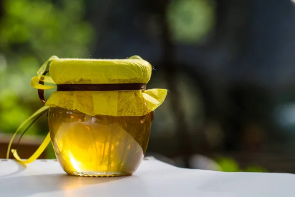 Pot Met Honing Tafel Tegen Achtergrond Van Natuur — Stockfoto