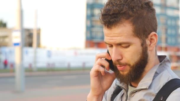 Casual jonge bedrijven praten over slimme telefoon knappe jonge zakenman praten op smartphone — Stockvideo