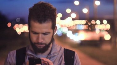 La Rambla Barcelona gecesi adlı akıllı telefonda konuşurken rahat genç iş. Smartphone üzerinde konuşmak ve mutlu giyen takım elbise ceket açık havada gülümseyen kamera doğru yürüyüş yakışıklı genç iş adamı